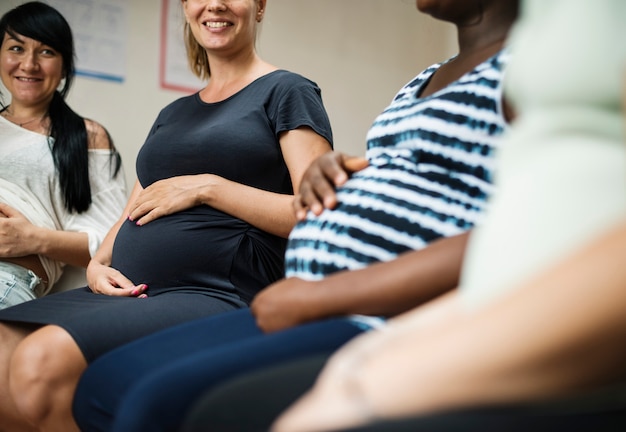 Femmes enceintes dans une classe