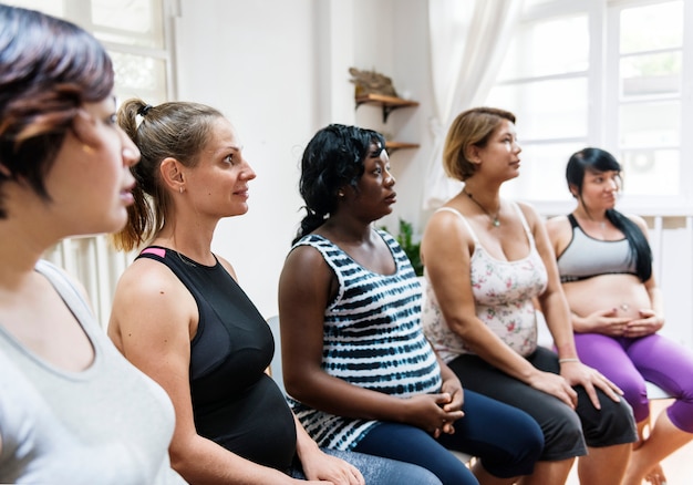 Femmes enceintes dans une classe