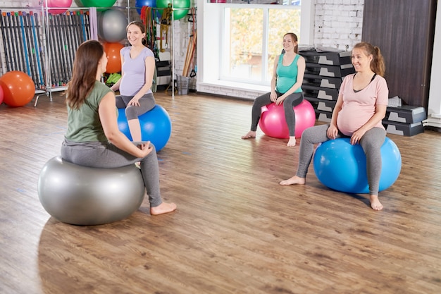 Femmes enceintes faisant de remise en forme