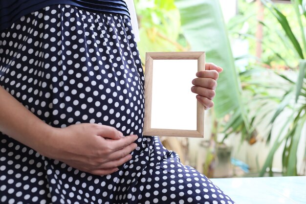 Les femmes enceintes portent des vêtements de maternité bleus.