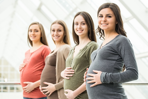 Les femmes enceintes se touchent le ventre avec les mains.