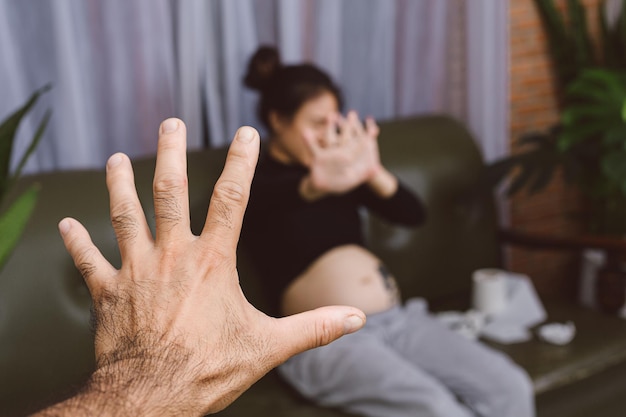 Femmes enceintes violentes Femme enceinte effrayée souffrant de violence domestique de son mari