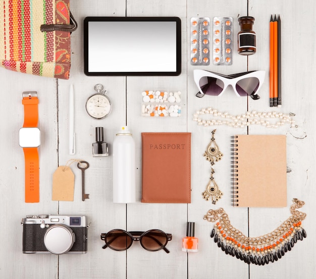 Femmes ensemble avec tablette pc montre intelligente passeport caméra paille sac bloc-notes lunettes de soleil casque