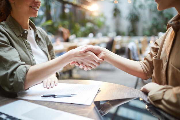 Femmes entrepreneures se serrant la main en réunion