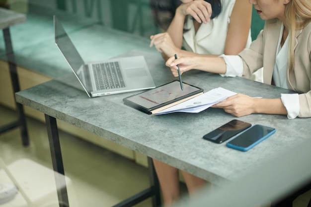 Femmes entrepreneurs discutant d'un projet