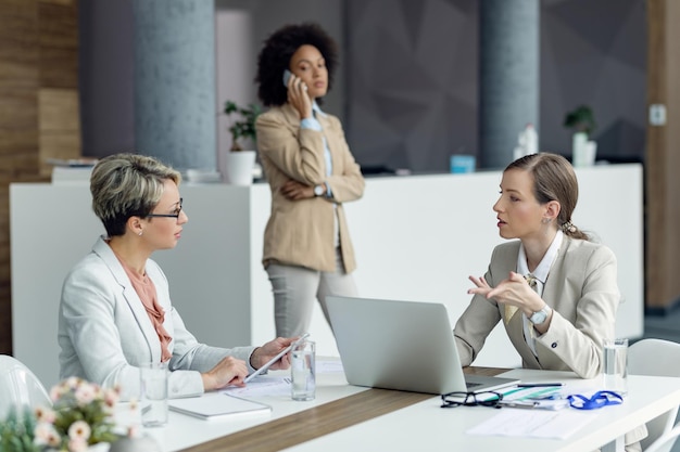 Femmes entrepreneurs parlant lors d'une réunion d'affaires au bureau