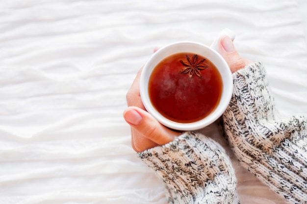 Les femmes est titulaire d&#39;une tasse de thé chaud avec étoile d&#39;anis.