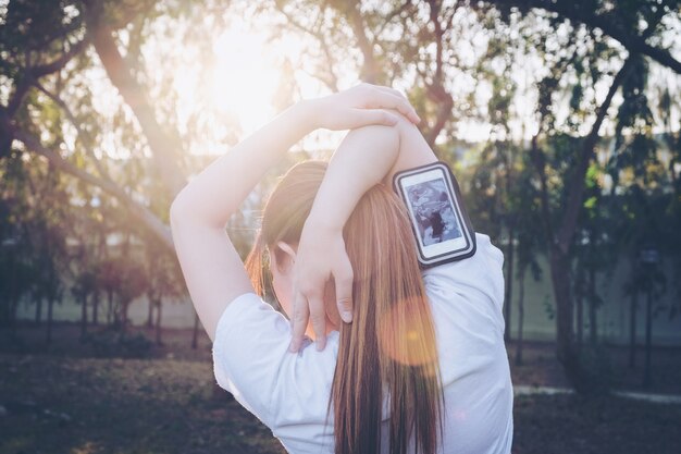 Femmes exerçant dans la lumière du soleil