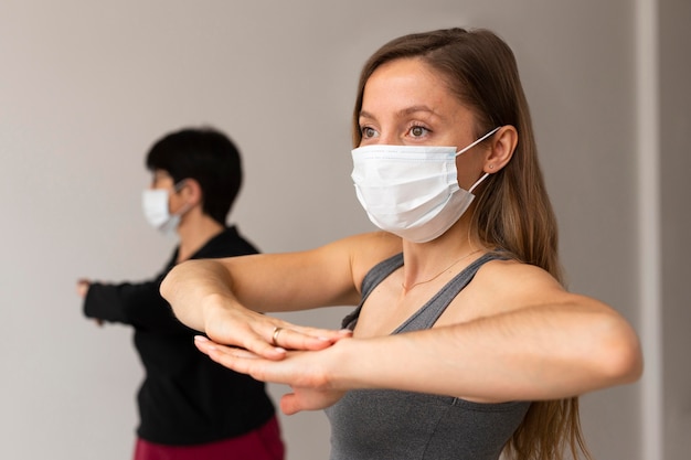 Femmes exerçant avec des masques faciaux