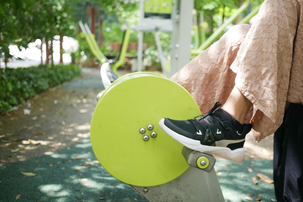 Les femmes exercent des machines de fitness en plein air dans un parc à singapour
