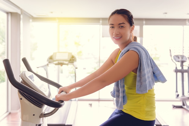 Femmes faisant du vélo en salle dans un club de fitness