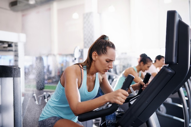 Femmes faisant de l'exercice au gymnase