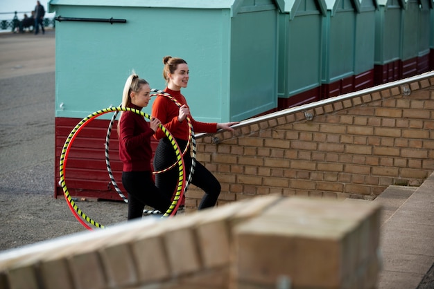 Photo femmes faisant de l'exercice avec un cercle de hula hoop