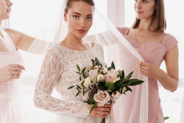 Photo femmes faisant des préparatifs pour le mariage