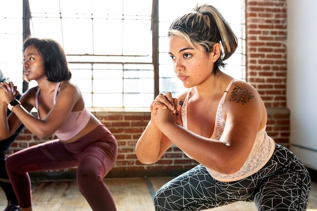 Femmes faisant des squats en cours de fitness