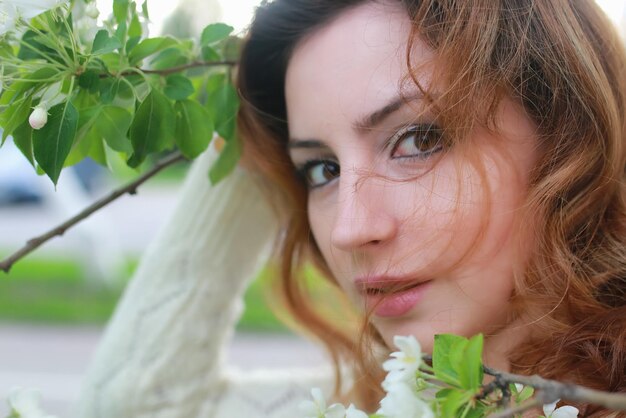 Femmes avec fleur de pomme branche