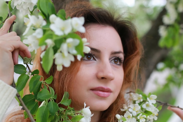 Femmes avec fleur de pomme branche