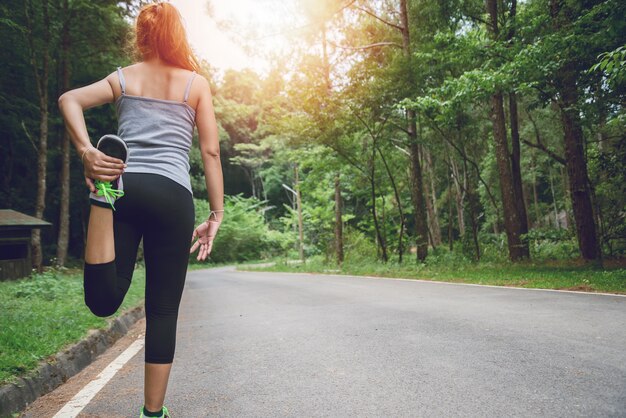 Les femmes font du réchauffement du corps. Avant de courir dans le parc