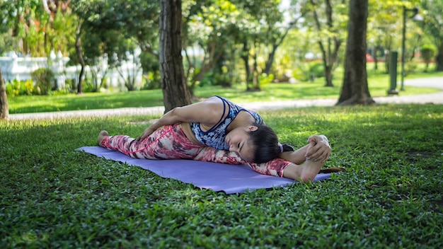 les femmes font du yoga dans le parc