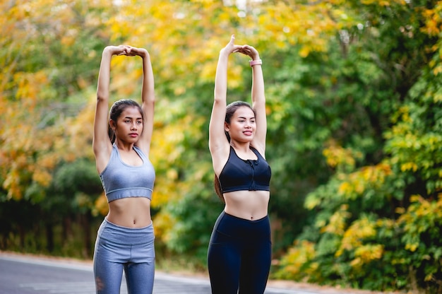 Les femmes font de l'exercice avec bonheur pour une bonne santé. Concept d'exercice