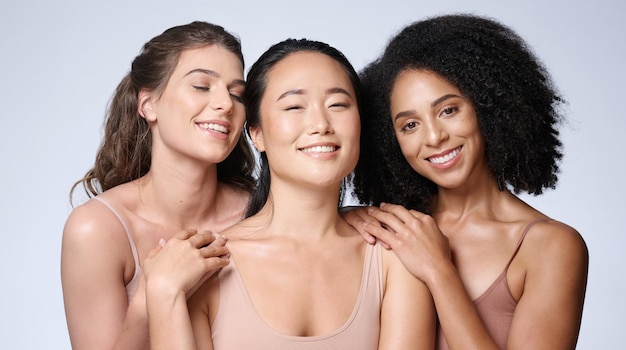 Les femmes font face à la diversité ou à la lueur des soins de la peau sur fond de studio dans les soins de santé bien-être l'autonomisation de l'amour de soi ou le soutien communautaire Portrait sourire ou modèles de beauté heureux ou amis et cosmétiques de maquillage