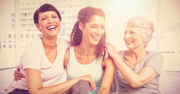 Femmes en forme gaies en cours de yoga