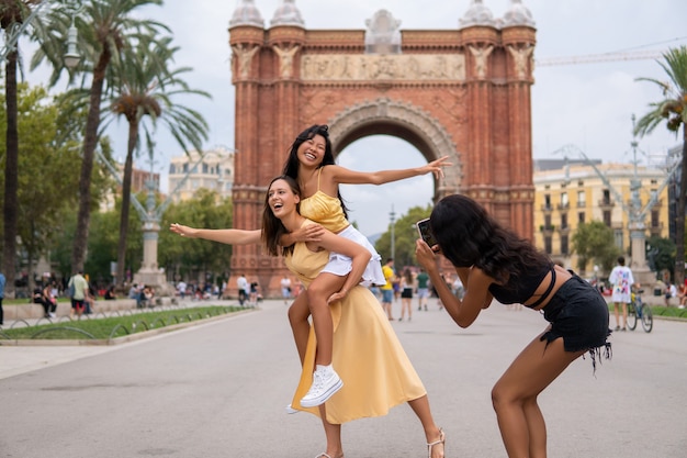 Femmes Gaies Prenant La Photo Sur La Place De Ville