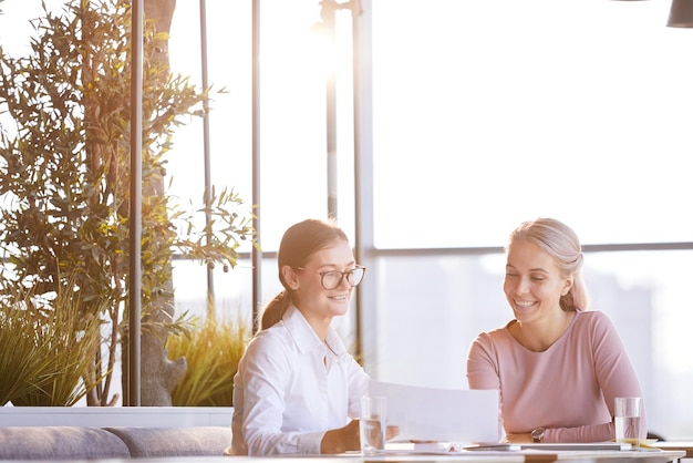 Femmes gaies regardant les résultats de l'enquête