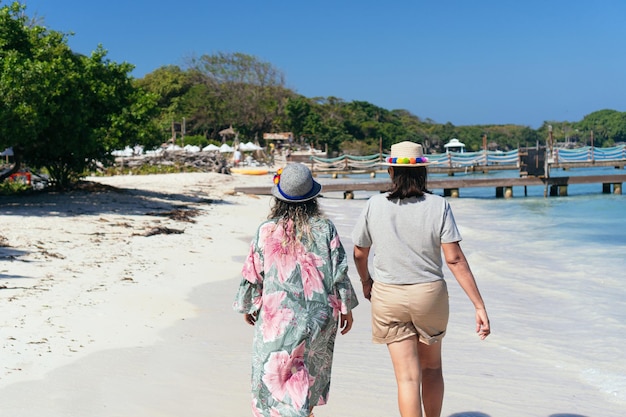 FEMMES D'ÂGE MOYEN MARCHANT SUR LA PLAGE