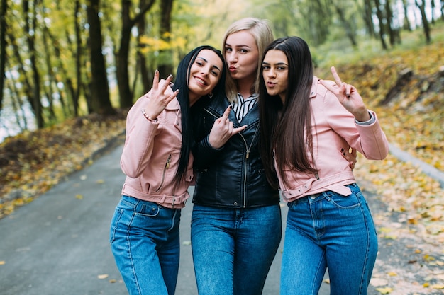 Femmes gesticulant dans le parc