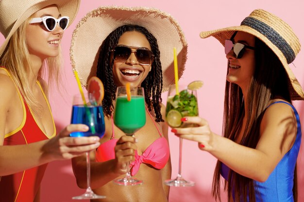 Femmes Glamour En Maillot De Bain Et Chapeaux Pose Avec Cocktails Sur Rose