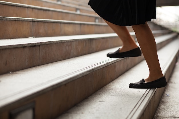 Les femmes gravissent les échelons.