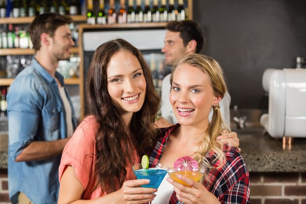 Femmes grillant devant