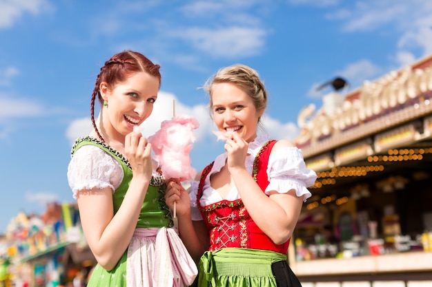 Femmes En Habits Traditionnels Bavarois Ou En Festival