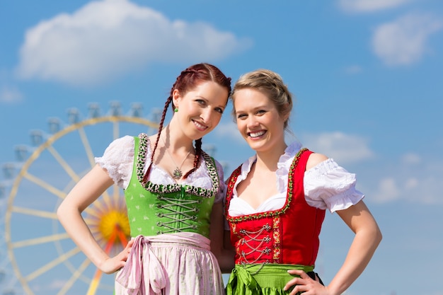 Femmes en habits traditionnels bavarois ou en festival