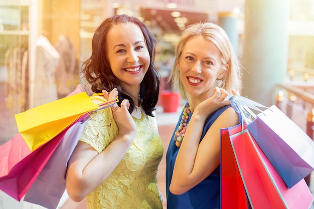 Femmes heureuses au centre commercial