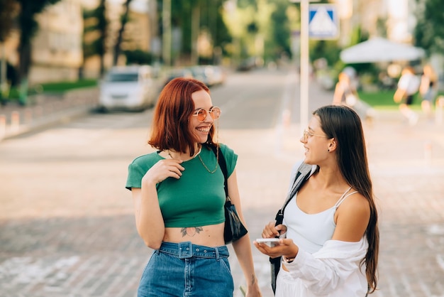 Femmes heureuses parlant et riant de la rue de la ville