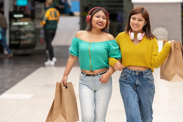 Femmes heureuses portant des sacs à provisions