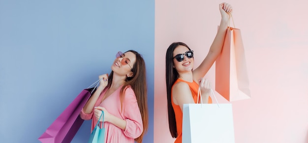 Femmes heureuses avec des sacs à provisions