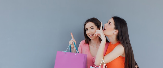 Femmes heureuses avec des sacs à provisions