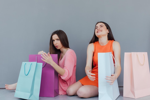 Femmes heureuses avec des sacs à provisions