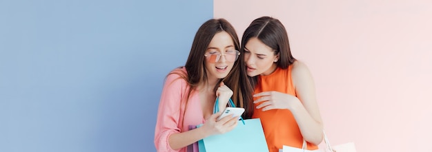 Femmes heureuses avec des sacs à provisions