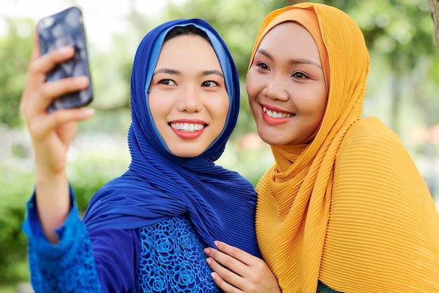 Femmes en hijabs posant pour selfie