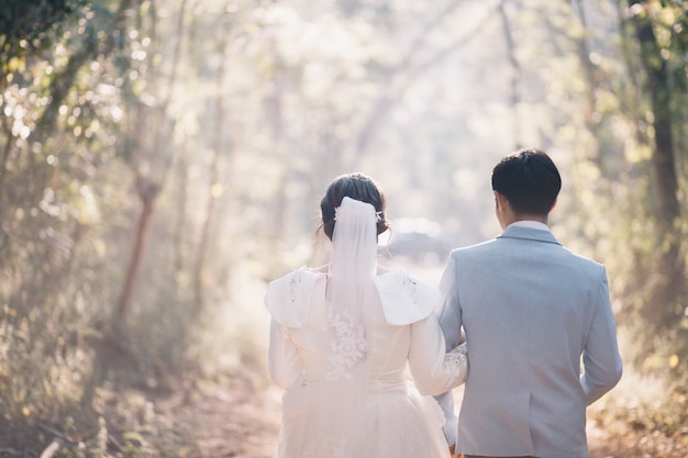 Photo femmes et hommes en robes de mariée