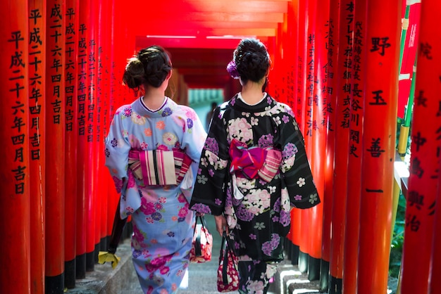 Femmes japonaises avec kimono marchant à Tokyo