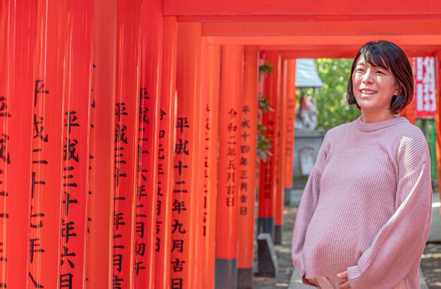 Femmes japonaises et nombreuses portes torii