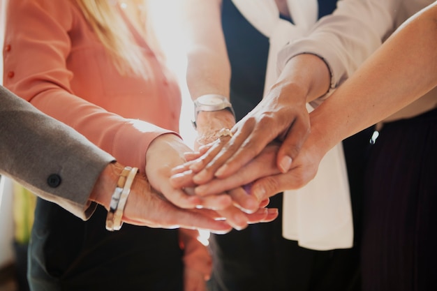 Femmes joignant les mains au milieu