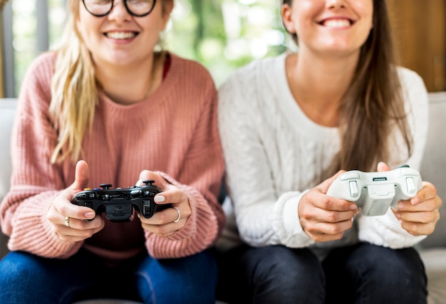 Femmes jouant au jeu vidéo ensemble