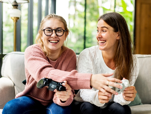 Femmes jouant au jeu vidéo ensemble