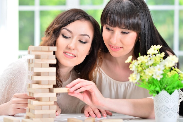 Femmes jouant avec des blocs